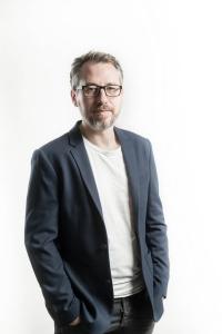 Portrait studio homme avec des lunettes sur fond blanc très lumineux