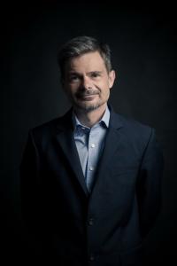 Portrait d'un homme communication éclairage artistique