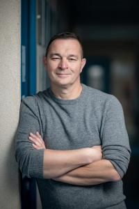 Portrait d'un homme d'entreprise sur site
