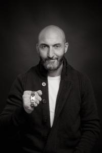 Portrait homme entreprise, noir et blanc sur fond noir