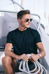 Portrait homme avec des lunettes sur un bateau. Campagne de communication sur les montres