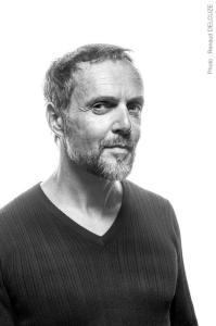 Portrait homme noir et blanc de caractère