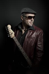 Portrait studio musicien, lunette et guitare