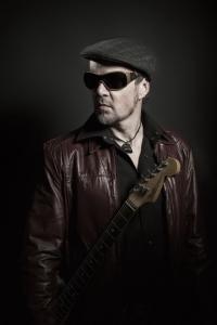 Portrait studio musicien, lunette et guitare