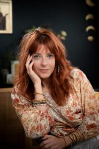 Portrait femme coach de vie, tons chauds
