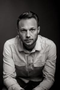 Portrait homme studio noir et blanc vintage