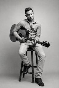Portrait artiste avec guitare en noir et blanc