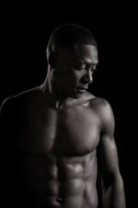 Portrait coach sportif avec éclairage studio clair obscure