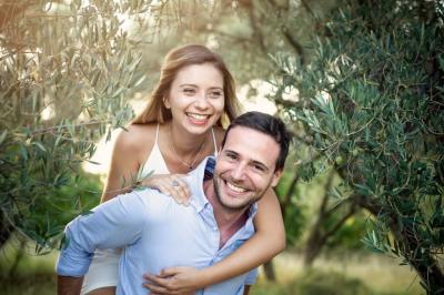 Couple souriant dans les oliviers