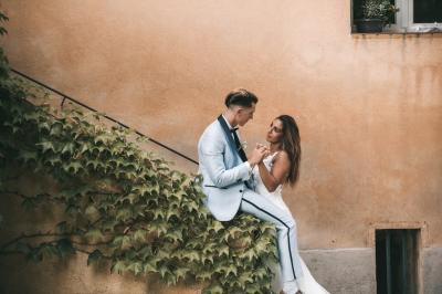 jeune couple de mariés