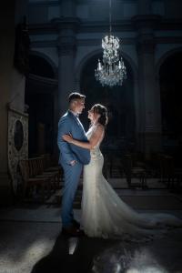 Couple dans une église