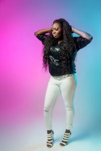 Shooting studio femme fond coloré