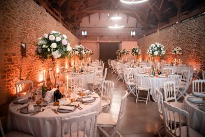 Lieux de mariage en Provence 4 Salle de mariage avec tables rondes, fleurs blanches et bougies, Château de Roquefeuille
